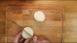 Куриные бедра в сливочном масле с обжаренным луком, вяленными томатами и фисташками.