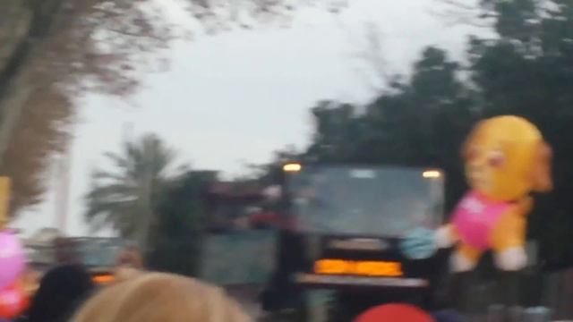 Ищем атмосферу праздника: Cabalgata del Reyes смотреть онлайн