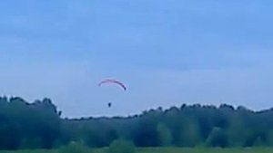 Опасное падение парапланериста в озеро