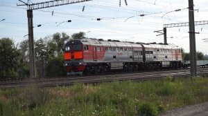 Тепловоз 2ТЭ116У-0046 с составом из фитинговых платформ и приветливой бригадой.