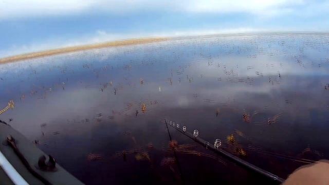 Выплыл ловить щуку и чуть не утонул. Жесть. Расклеился шов баллона лодки. смотреть онлайн