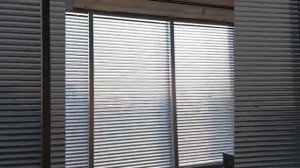 Установлены горизонтальные, алюминиевые жалюзи с электроприводом.