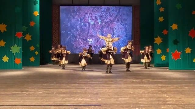 Танец «Аттаройын» - «Забавы лошадей» в исполнении образцовой танцевальной студии «Ынархас» смотреть онлайн