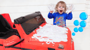 Тёма играет в мойку машин