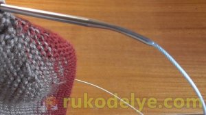 Шапка бини поперечным вязанием