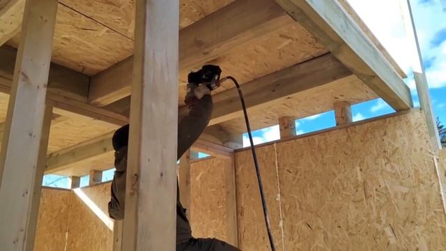 Двухэтажный дом с четырьмя спальнями, крытой террасой и двумя санузлами.