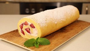 Лучше Торта! ВКУСНО и Супер БЫСТРО/ Нежнейший БИСКВИТНЫЙ РУЛЕТ со Сметанным Кремом и Клубникой!