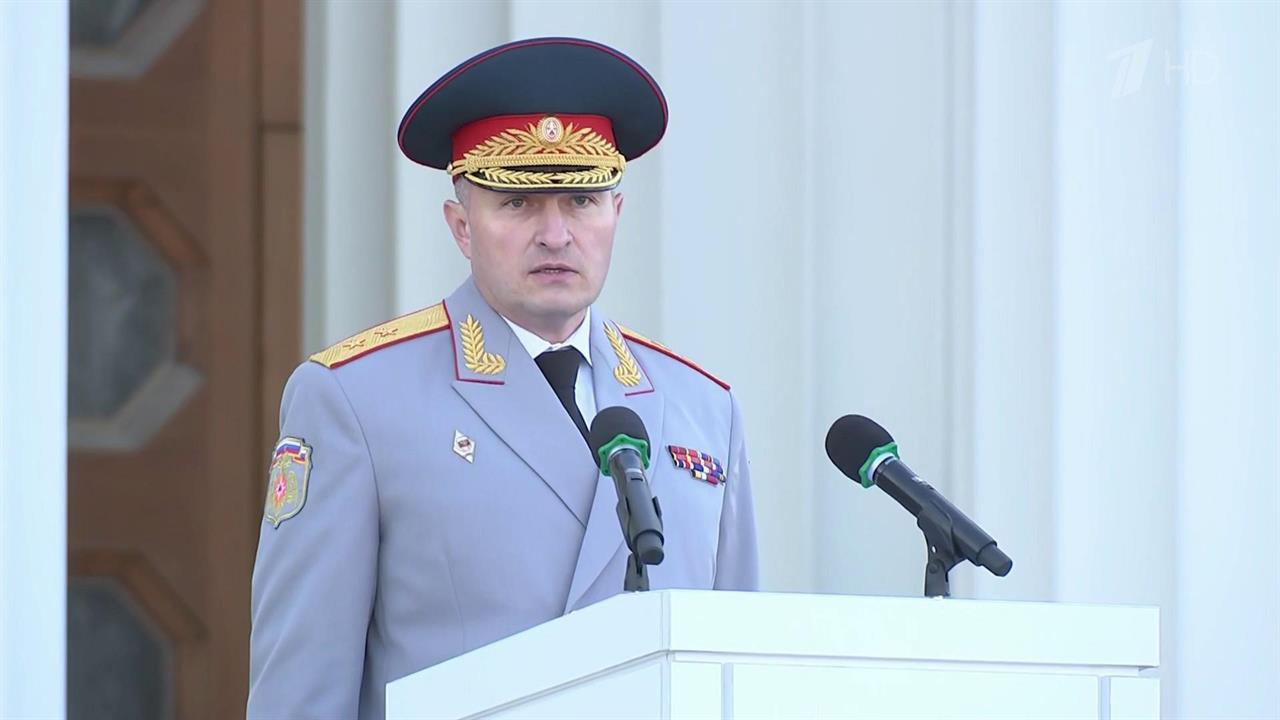 Глава МЧС принял присягу и торжественную клятву у будущих пожарных
