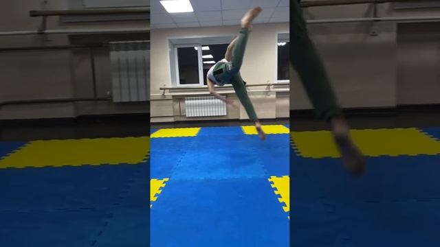 Капоэйра боковой винт из фильма.  #capoeira #капоэйра #акробатика #сальто #спорт #винт