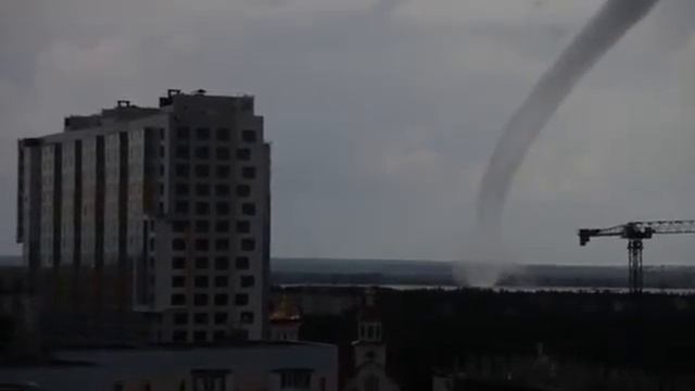 Торнадо в Сургуте над Обью. смотреть онлайн