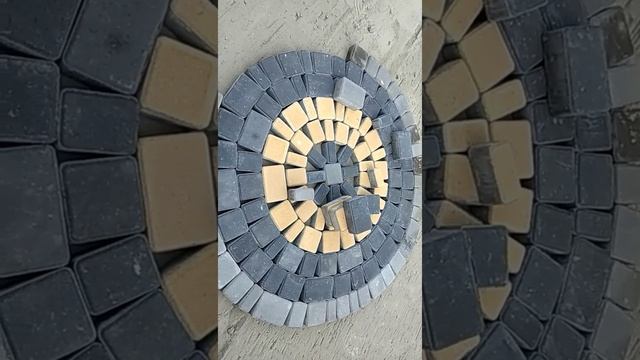 Брусчатка укладка круга. Тротуарная плитка старый город. смотреть онлайн
