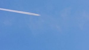 Просто самолёт. В небе над деревней. Красиво летит и низко. Месяц май