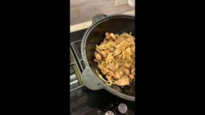Плов в казане на плите со свининой.