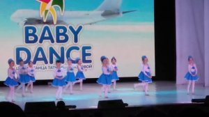 Стеардесы  танцуют под песню А я всё летала