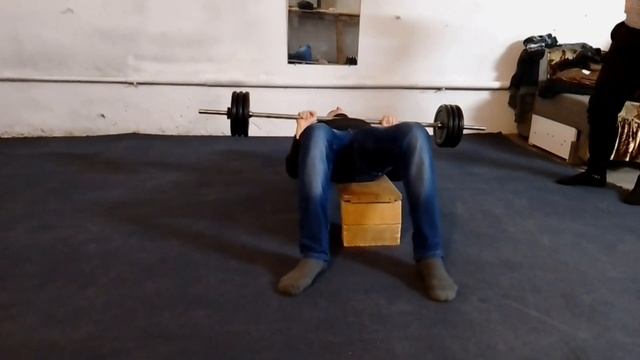 Кто из бойцов делает жим лёжа больше смотреть онлайн