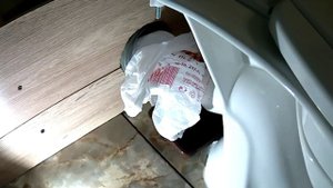 Дыра в гофре. Соединение унитаза с трубой канализации. Одеваем гофру на трубу.