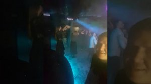 Очень #хорошо поет в караоке.  Красивый голос