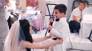 Маленькие дети спели песня на свадьбу сестре до слёз.