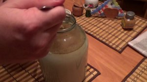 Домашний квас на бездрожжевой закваске из ржаной муки.
