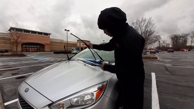 Replacing 2015 Ford Focus SE Front Windshield Wipers смотреть онлайн