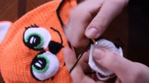 Вяжем красивые глазки лисички для детской шапочки крючком