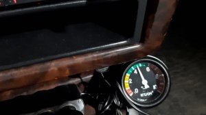 20191230 140702 Механический манометр давления масла в двигателе.