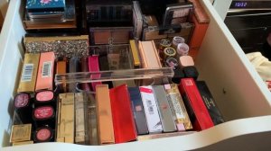 Хранение косметики в ящике комода, использование органайзера с ручкой, много косметики......