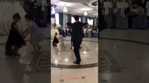 Тамада Курбан и Азарина танцуют Акушинско-Цудахарский танец.