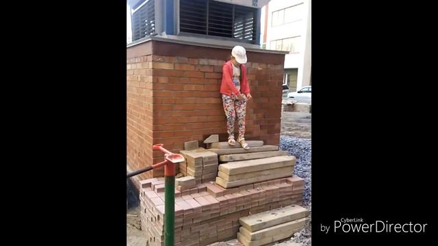 Я и мои подруги.В нашем дворе делают дорожку! смотреть онлайн