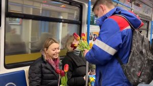 Машинист метро поздравил девушек с 8 марта!