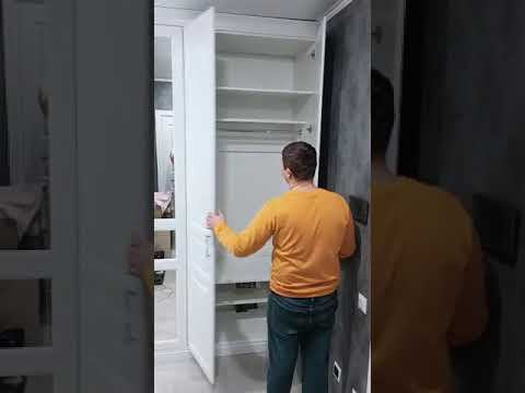 Белый классический шкаф в коридор