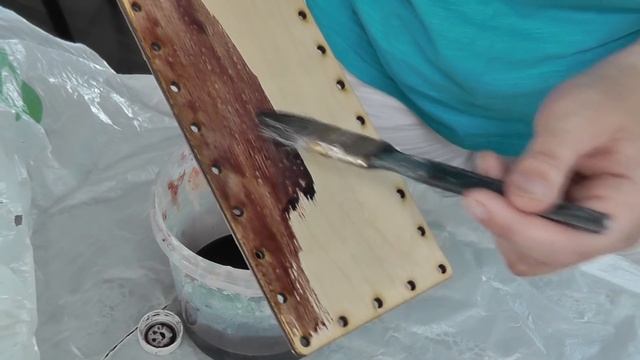 Тонирование донышка морилкой по дереву. Плетение из газет