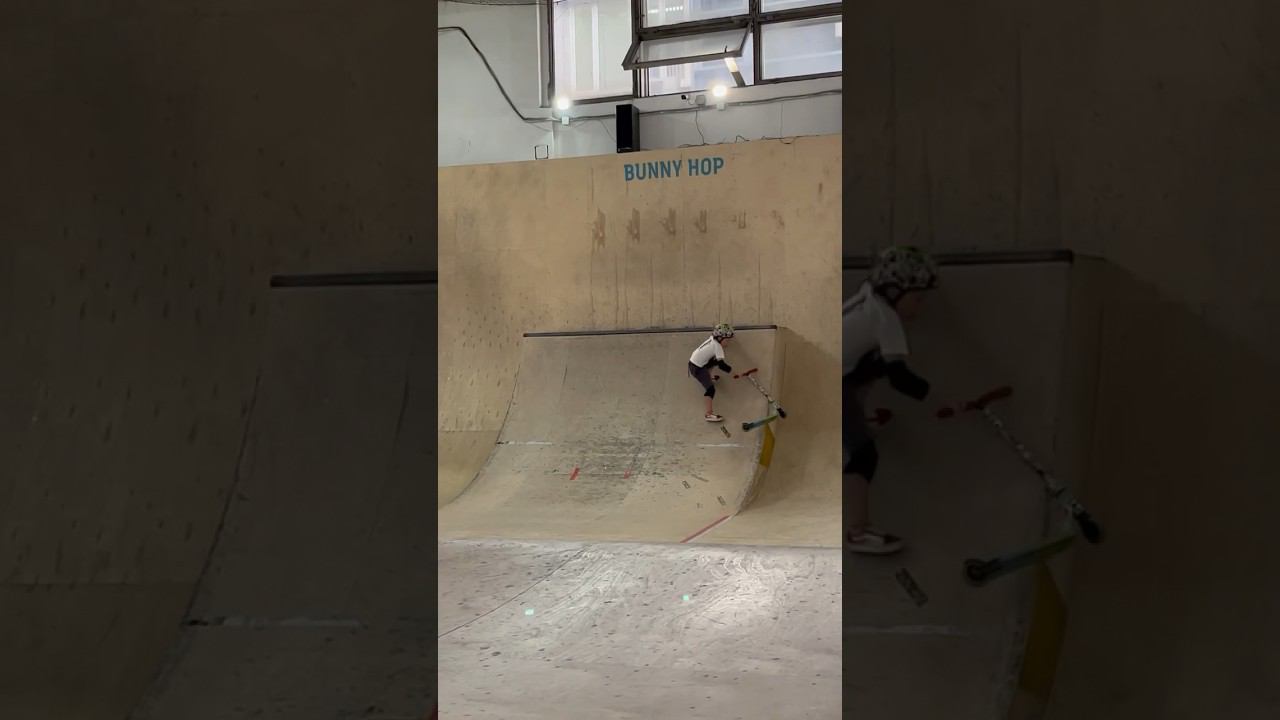 Москва Смольная 24 А #крытыйскейтпарк #трюковойсамокат♂️ #трюкинасамокате #bunnyhop смотреть онлайн
