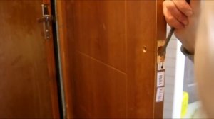 Установка ручки на дверь