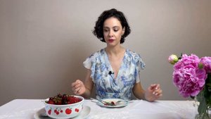 Правила этикета. Как правильно есть клубнику и черешню?