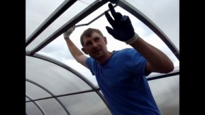 Установка дополнительной форточки в теплицу