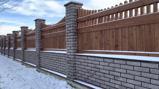 Каменный забор с элементами доски из лиственницы смотреть онлайн