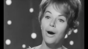 Поет Нина Дорда