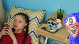 Ожившие предметы с человеческим лицом развлекают публику.