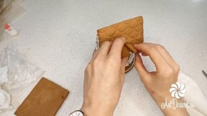 Пряничный домик с витражными окнами