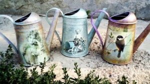 Вот такой декор из старой лейки можно сделать для украшения дачи