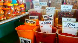 Центральный рынок ТВС в Лазаревском, на перекрестке улиц Победы и Калараша