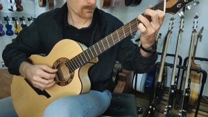 Как звучит русская мультимензурная акустическая гитара полностью из массива.