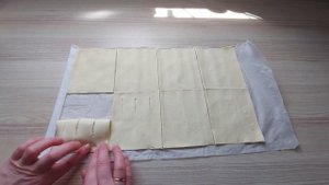 Слойки с творогом и зеленью на перекус очень просто и вкусно! Рецепт для ленивых из слоеного теста