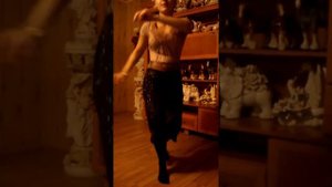 Цыганская девушка восхитительно танцует дома