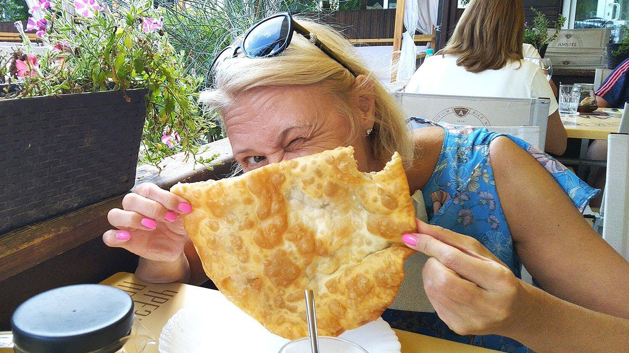Вкуснейшие чебуреки в Крыму,  "как 2 моих лица", кафе Орли в селе Орлиное, и.. нет народу!!