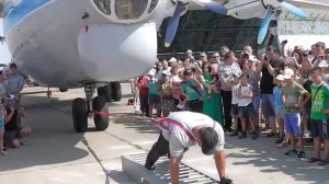 Вячеслав Максюта сдвинул самолет весом 50 тонн. Ульяновск 2014.
