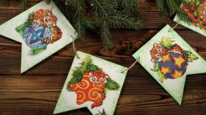 130. Новогодняя гирлянда из флажков с декупажем