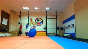Упражнения с фитболом: кувырок, сальто, равновесие //Fitball-training// КARATE CLUB "SKIF"