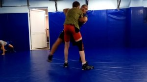 Бросок через бедро с вытягиванием на себя, и вольникам и грекам.